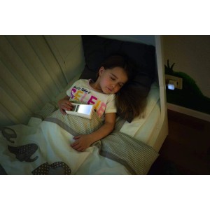 Schlafendes Kind mit Abus LED-Nachtlicht Julie im Bett. Kindersicherung für erholsame Nächte.
