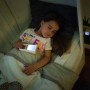 Schlafendes Kind mit Abus LED-Nachtlicht Julie im Bett. Kindersicherung für erholsame Nächte.