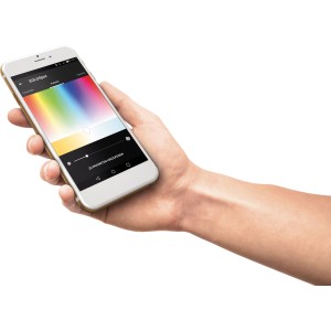 Hand hält Smartphone mit geöffneter App zur Steuerung der Eglo Connect Leuchte Sarsina.
