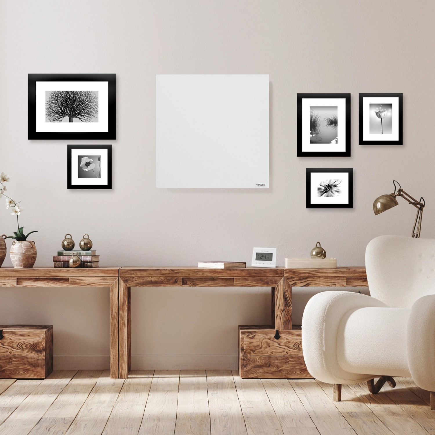 Weiße Vasner Funk-Infrarotheizung Citara M RX (300 W) an Wand im Wohnraum.