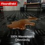 Schwarzer Floordirekt PVC-Bodenbelag in Riffelblechoptik mit Flüssigkeit.