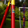 Detailaufnahme Kettler Einzelschaukel in Rot/Blau mit gelbem Rahmen.