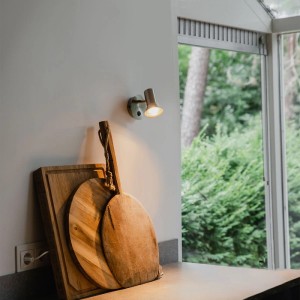 QAZQA Karin 1 Wandspot aus Stahl, dreh- und neigbar, mit Schalter, leuchtet Holzbretter an der Wand an.