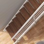 Raumspartreppe London: Stahlwangentreppe polar-weiß mit dunklen Buche-Stufen und einseitigem Geländer. Innentreppe.