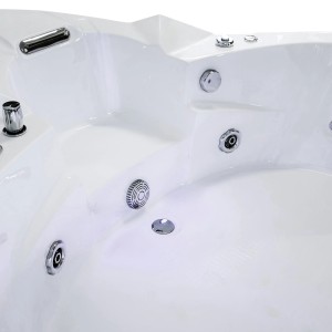 Detailansicht der weißen AquaVapore Whirlpool Badewanne 152x152cm mit Chromarmaturen.