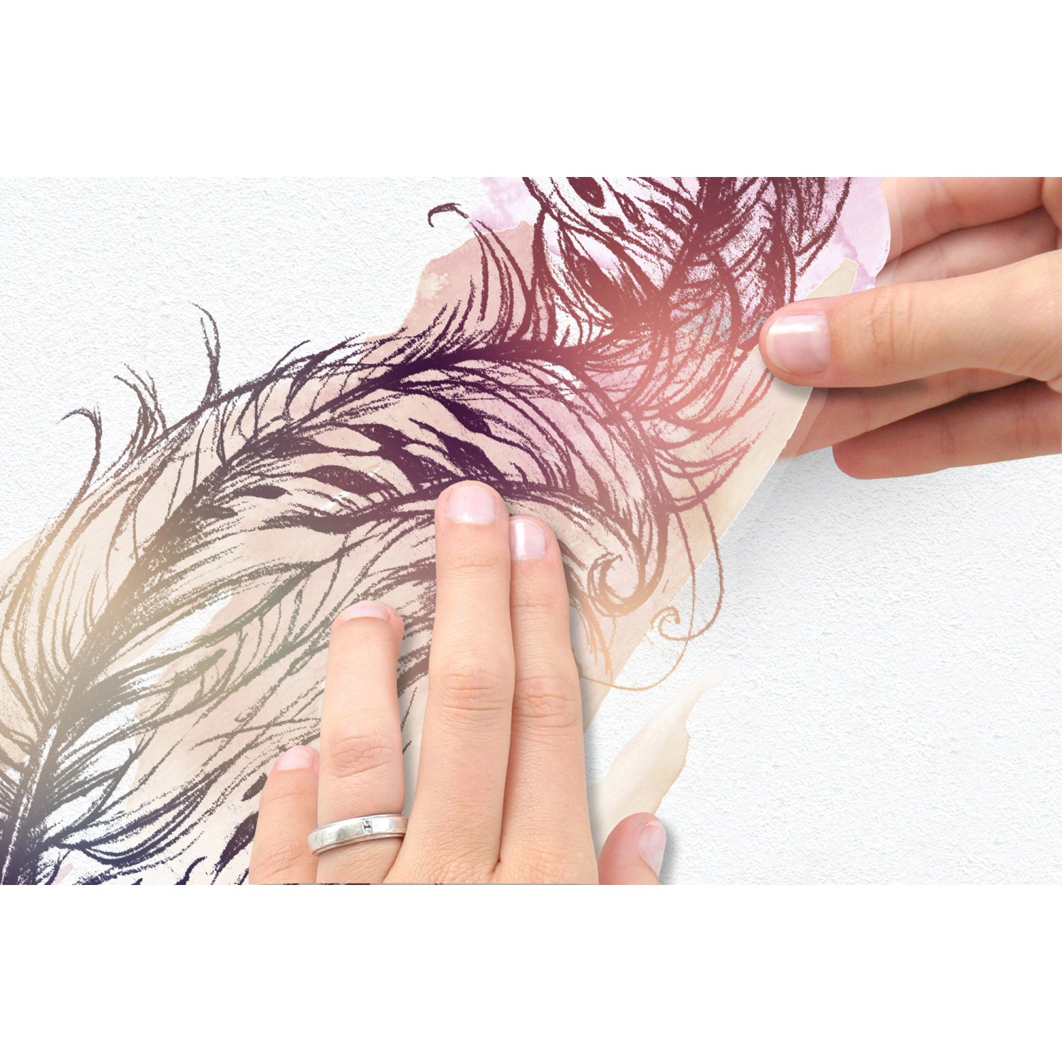 Anbringen des Komar Wandstickers Inspiration (70x50 cm) mit Feder-Motiv als Wanddekoration.