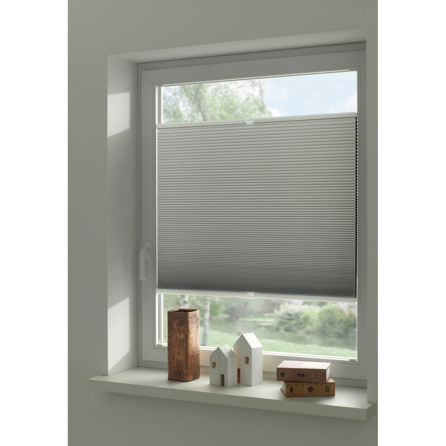 Weißes Gardinia Wabenplissee Concept Thermo zur Abdunklung am Fenster.