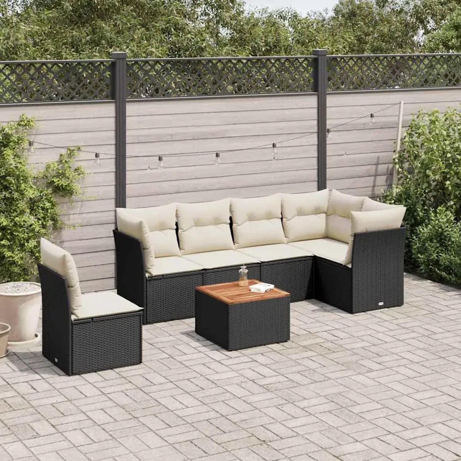 Schwarze 7-tlg. vidaXL Garten-Sofagarnitur aus Rattan mit cremefarbenen Kissen und Akazientisch.