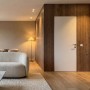 Wandbündige, weiße Tür mit Zarge im Wohnraum. Tür-Komplettset 88,5x213,5 cm.
