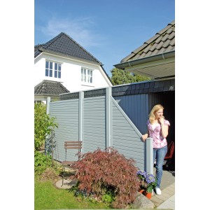 Graues T & J Kunststoff-Zaunelement Lightline 180x180 cm als Sichtschutz im Garten.