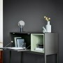 Dekoratives Sideboard in Anthrazit mit Lampe, Vase und Ablagefächern. Wandfarbe: Alpina Stille des Vulkans.