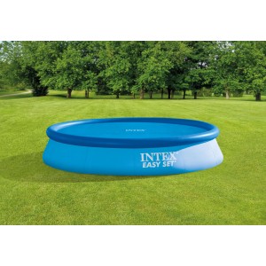 Intex Easy Pool mit Solarplane Ø 366 cm im Garten.