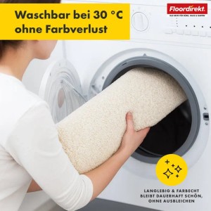 Waschbare beige Badematte von Floordirekt wird in eine Waschmaschine gelegt.