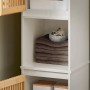 Detailaufnahme: SoBuy Hochschrank BZR127-W, weißes Badregal mit Bambusdetails und Handtüchern.