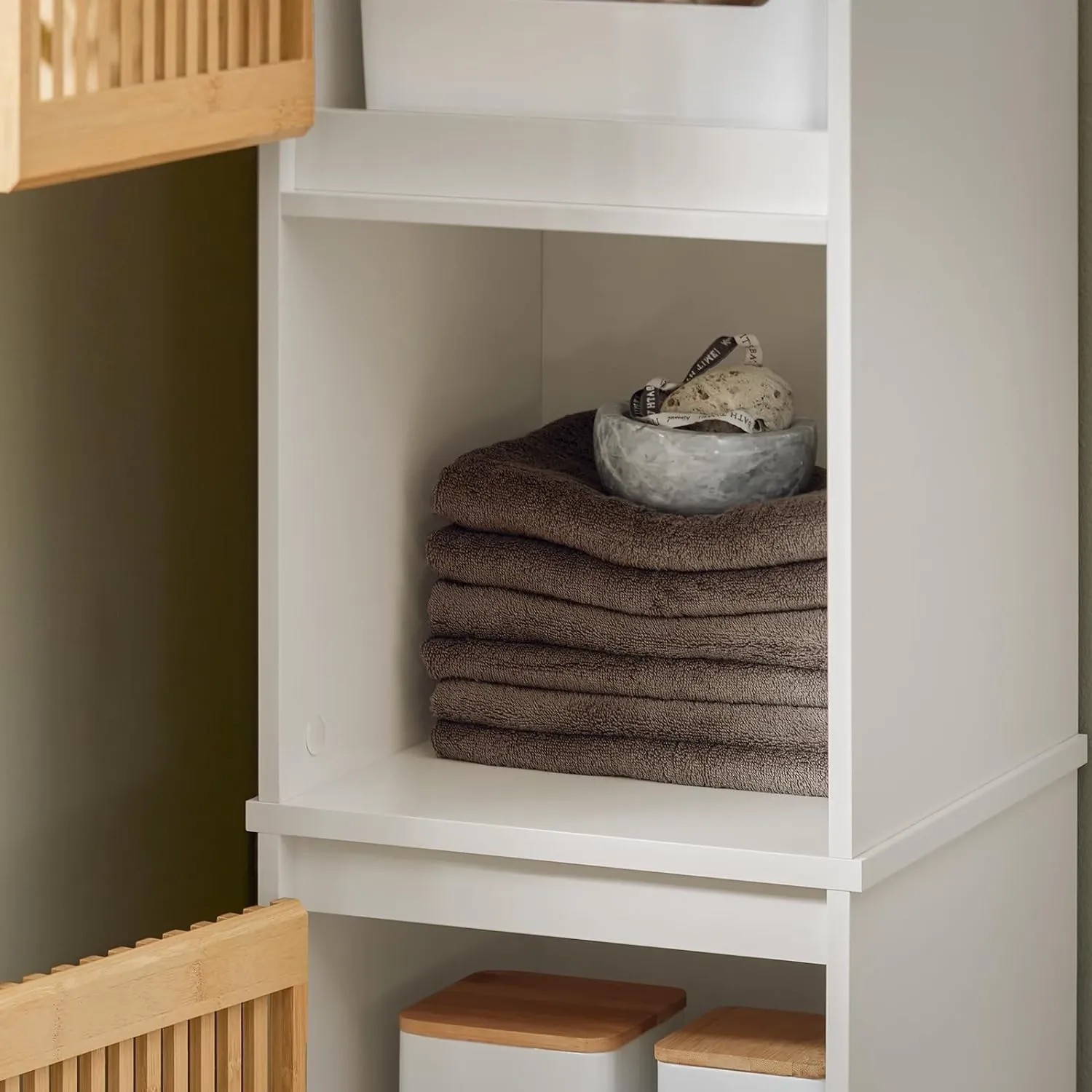 Detailaufnahme: SoBuy Hochschrank BZR127-W, weißes Badregal mit Bambusdetails und Handtüchern.