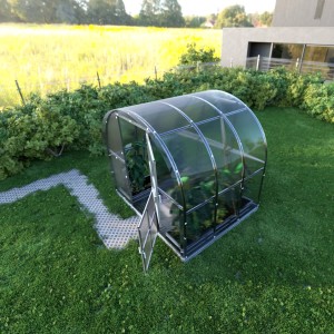 Klasika Gewächshaus mit Polycarbonat, 6m², Bogenform, Tür geöffnet im Garten.