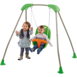 Trigano Babyschaukel, grau-grünes Metallgestell mit Kind auf der Schaukel und Kind daneben.