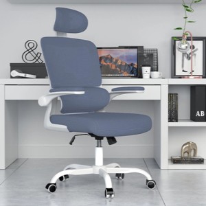 Dunkelblauer ergonomischer Bürostuhl mit weißem Gestell, Kopfstütze, Wippfunktion und klappbaren Armlehnen im Home Office.