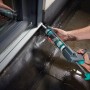 Wolfcraft Kartuschenpresse MG 600 Pro im Einsatz beim Abdichten einer Fensterfuge.