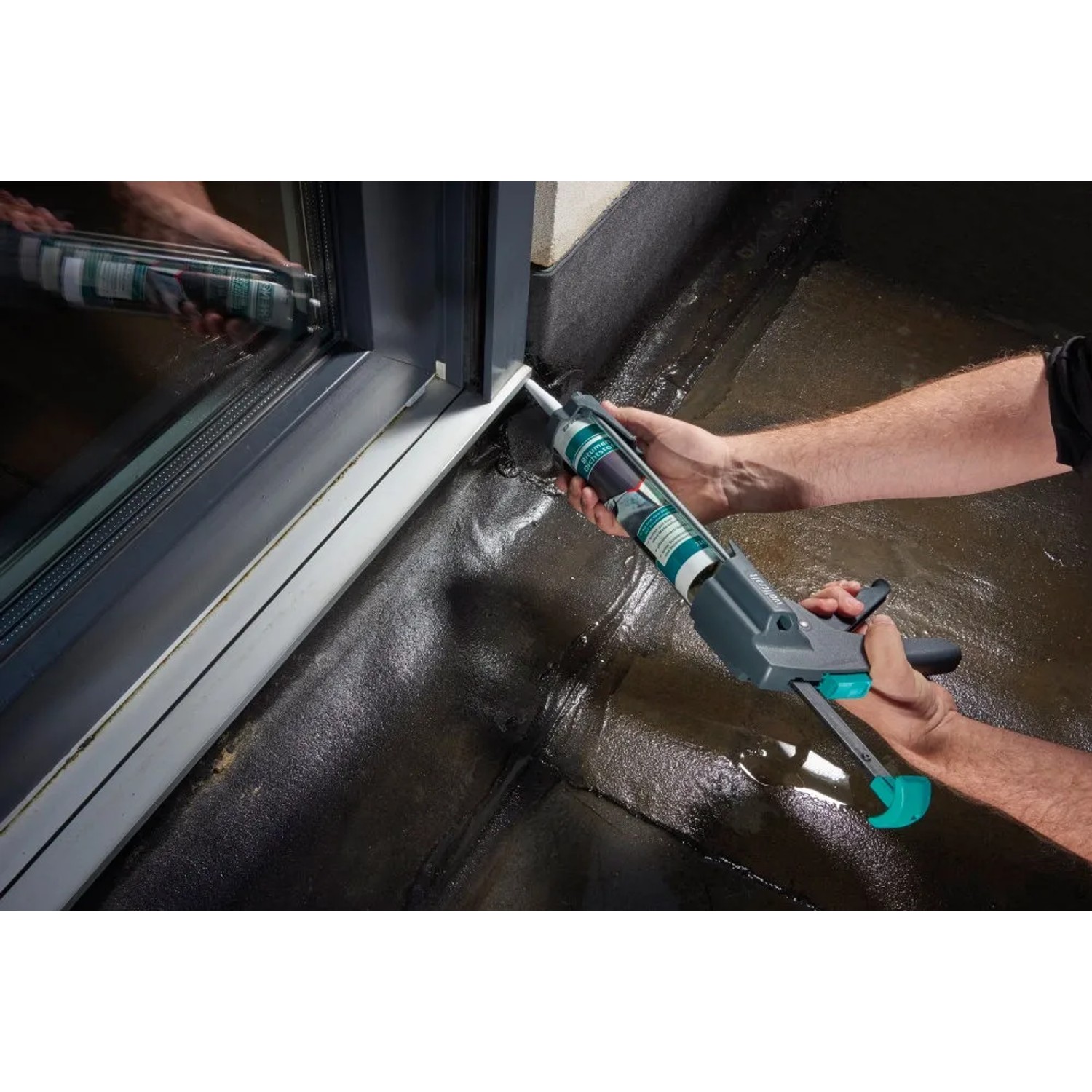 Wolfcraft Kartuschenpresse MG 600 Pro im Einsatz beim Abdichten einer Fensterfuge.