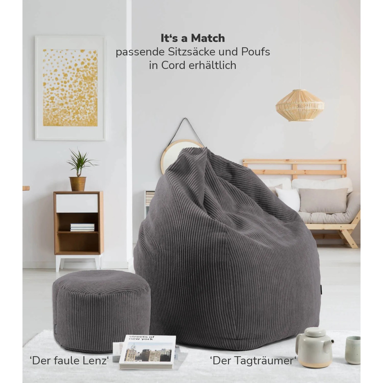 Anthrazitfarbener Cord Hocker/Pouf neben passendem Sitzsack. Gemütliche Sitzgelegenheit für Wohnzimmer.