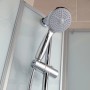 Detailaufnahme: Schulte ExpressPlus Duschkabine Ibiza mit verchromter Duschstange und Handbrause.