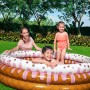 Kinder-Planschbecken im Eisbecher-Design mit spielenden Kindern im Garten.