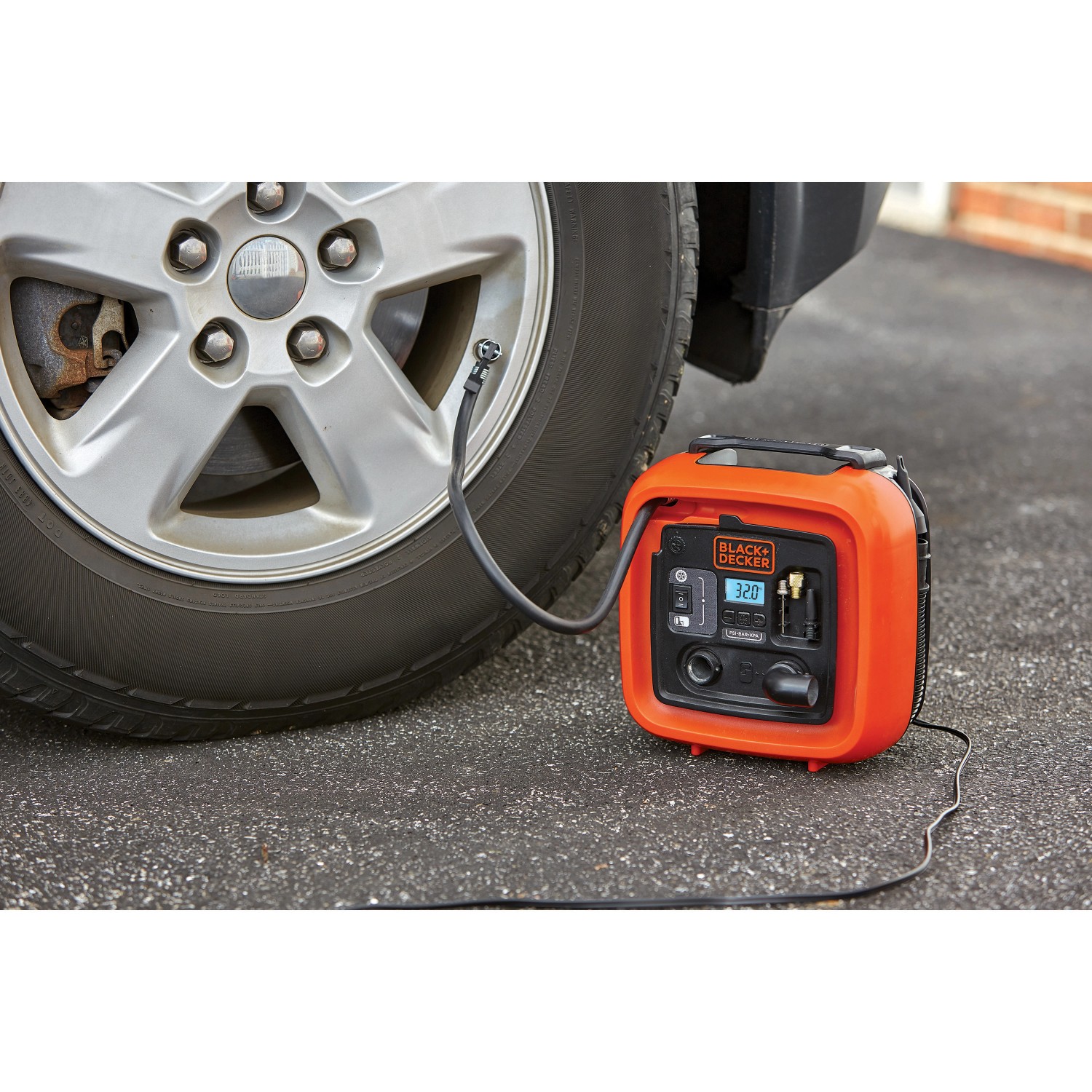 Black+Decker Luftpumpe ASI400 beim Aufpumpen eines Autoreifens.