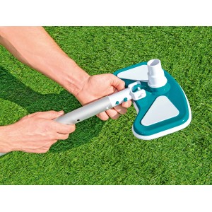 Bestway Flowclear Saugbürstenaufsatz für Poolsauger, mit Stiel verbunden.
