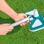 Bestway Flowclear Saugbürstenaufsatz für Poolsauger, mit Stiel verbunden.