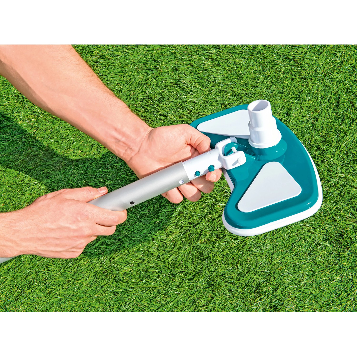 Bestway Flowclear Saugbürstenaufsatz für Poolsauger, mit Stiel verbunden.