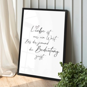 Gerahmtes Poster mit Spruch "Liebe ist ein Wort" in Weiß, 30x45 cm. Wandbild mit schwarzem Rahmen.