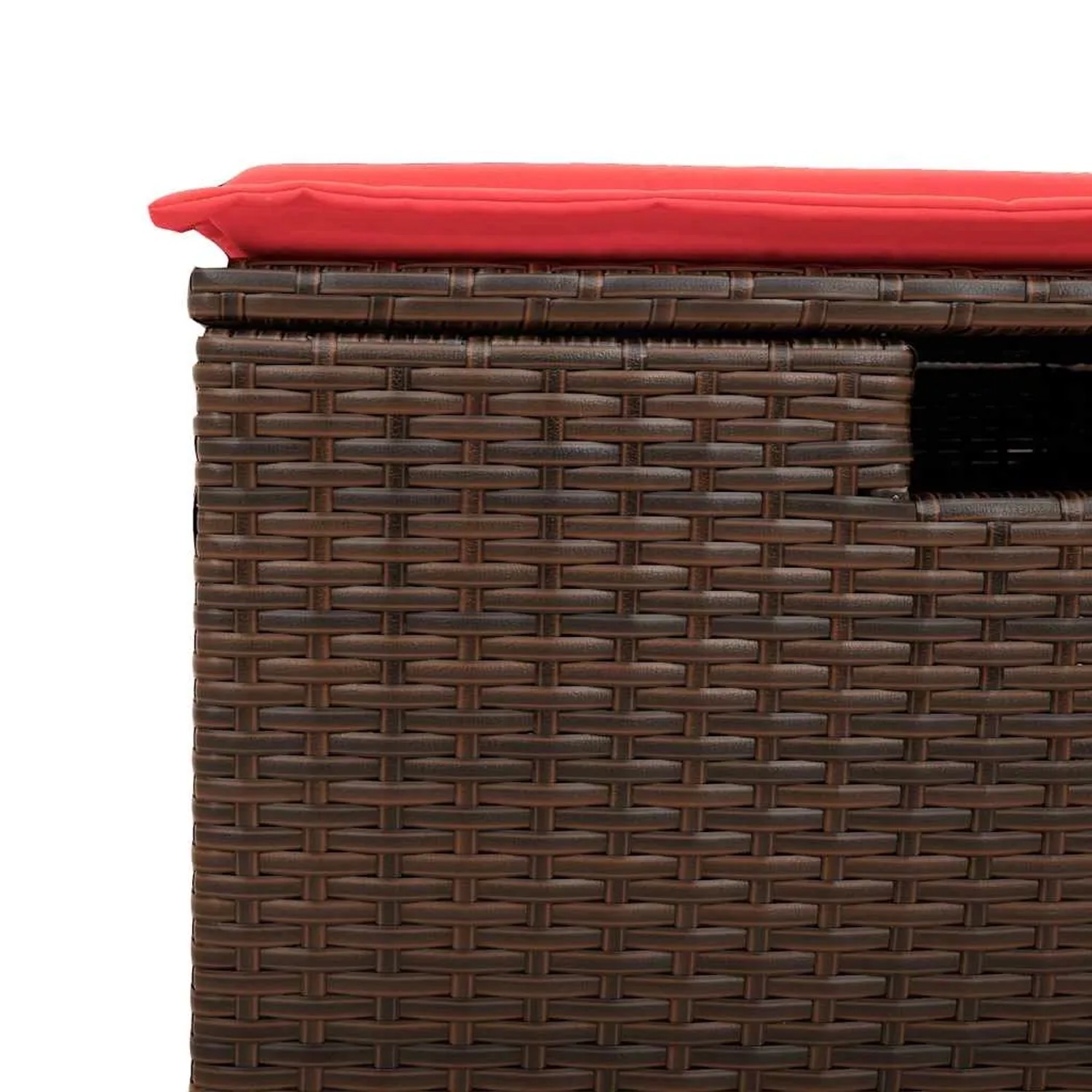 Detailaufnahme: Braune vidaXL Garten-Sofagarnitur aus Rattan mit rotem Kissen.