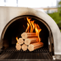 Heizfuxx Buchenholzbriketts brennen mit hellen Flammen in einem Ofen. Ideal für Grill, Smoker, Pizzaofen.