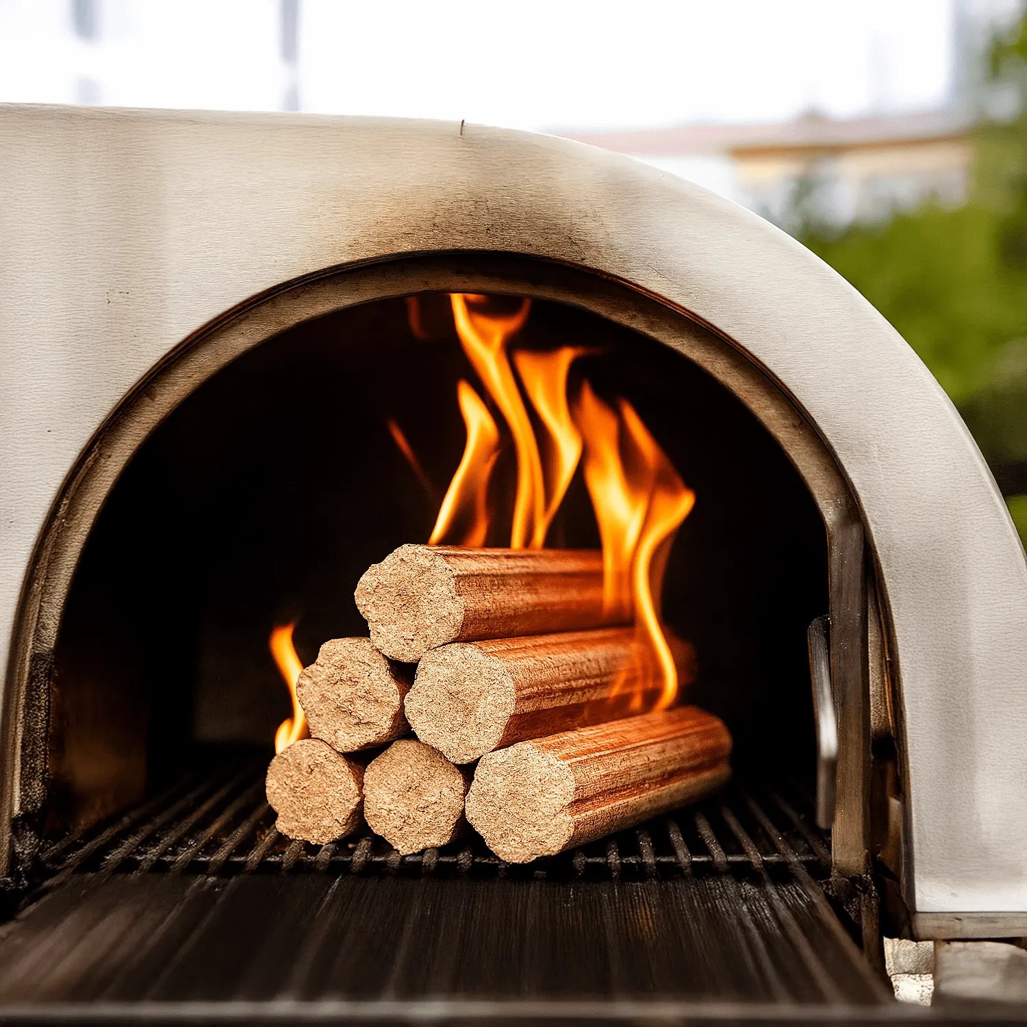 Heizfuxx Buchenholzbriketts brennen mit hellen Flammen in einem Ofen. Ideal für Grill, Smoker, Pizzaofen.