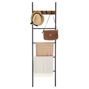 Songmics Handtuchleiter Barnet, braun-schwarz, mit Hut, Tasche und Handtüchern.