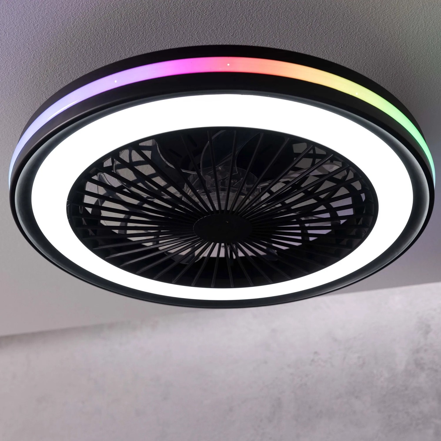 Schwarze LED-Deckenleuchte Palmero mit Ventilator und RGB-Rahmenlicht, Durchmesser 46,6 cm.