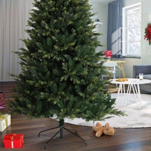 Dichter, grüner künstlicher Weihnachtsbaum mit naturgetreuen Nadeln und schwarzem Ständer im Wohnzimmer.