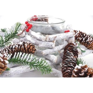 Sternförmiger Adventskranz aus weiß gekalkten Ästen mit Tannenzapfen, Beeren und Kerzenglas. Weihnachtsdeko.