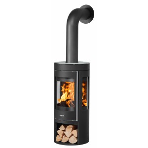 Schwarzer Justus Kaminofen Mino Trios 2.0 mit Glasabdeckung, Holzfach und brennendem Feuer.