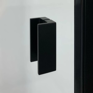Detailaufnahme: Schwarzer Griff der Breuer Elana 2.0 Duschtür aus Sicherheitsglas.