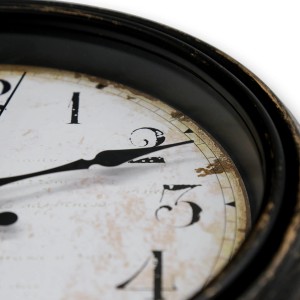 Schwarze Wall-Art Wanduhr im Antik-Look, Ø 30,2 cm, mit gut lesbarem Ziffernblatt.