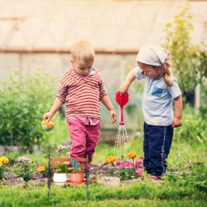 Relaxdays Blumenbank aus Gusseisen und Holz mit zwei Kindern im Garten. Zubehör für Pflanztöpfe.