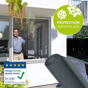 Windhager Pollenschutzvlies Anthrazit am Fenster, schützt vor Pollen und Insekten.