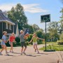 Salta Basketballständer Forward mit spielenden Kindern, höhenverstellbar von 230 bis 305 cm.
