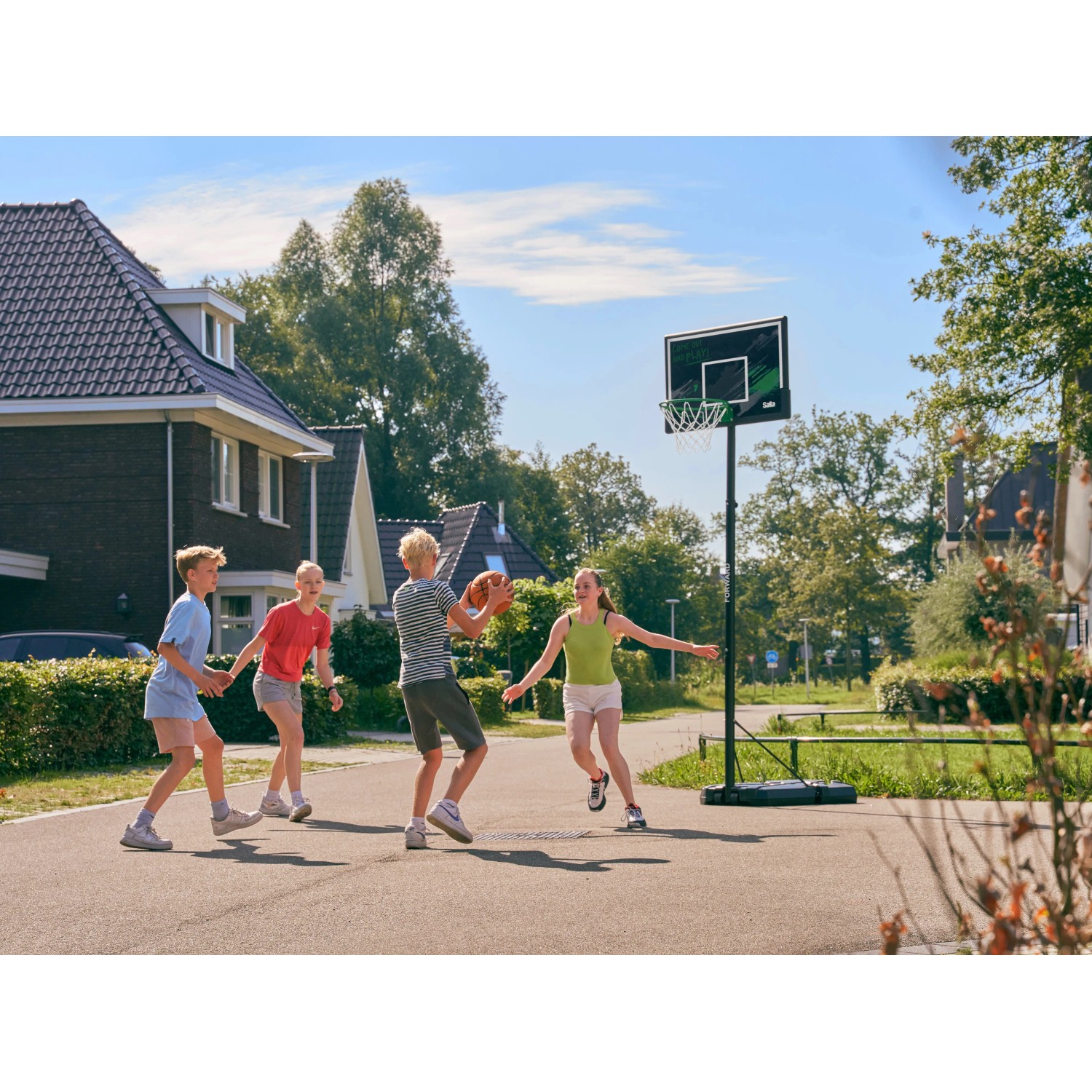 Salta Basketballständer Forward mit spielenden Kindern, höhenverstellbar von 230 bis 305 cm.
