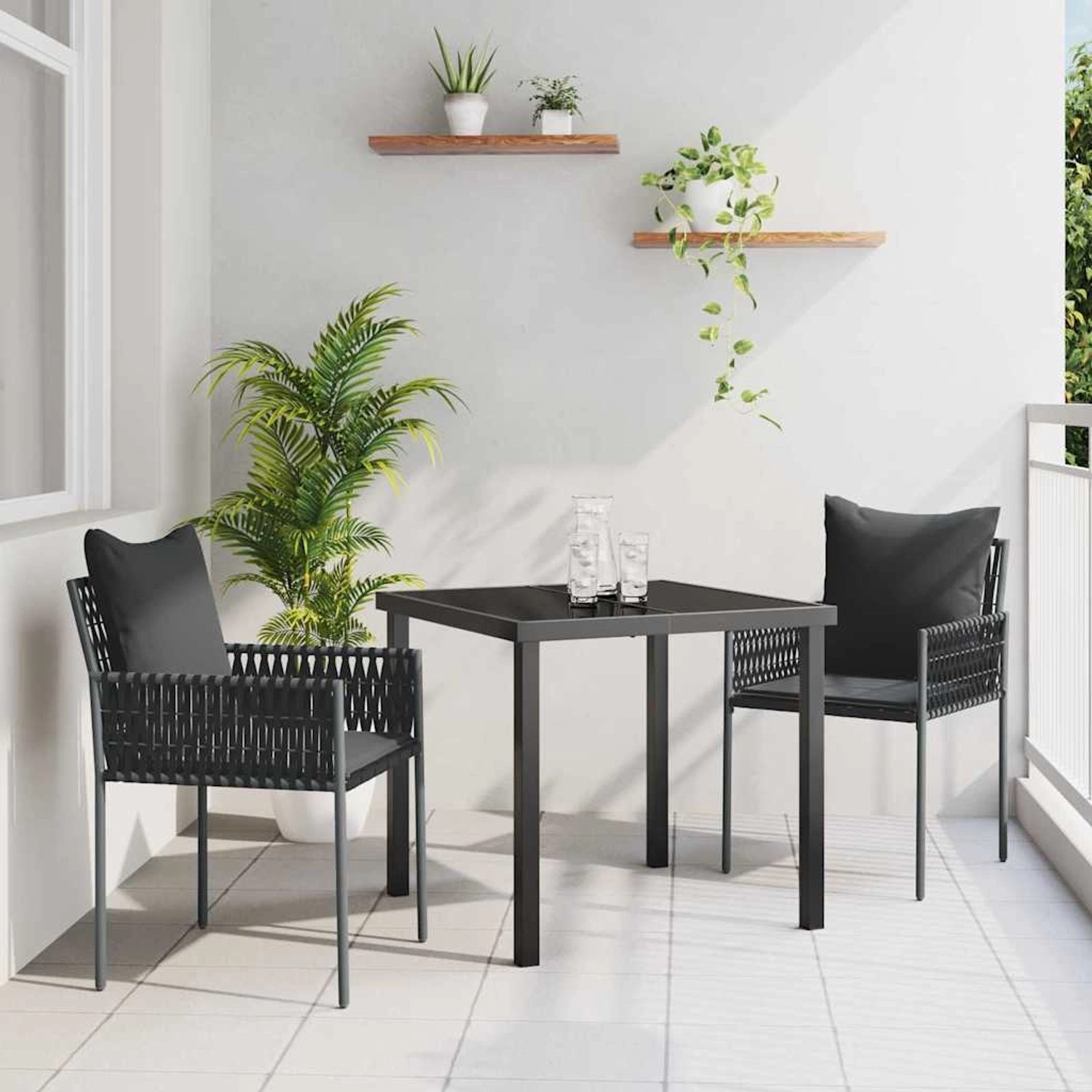 Schwarze 3-teilige Garten Essgruppe aus Poly Rattan von vidaXL. Tisch mit Glasplatte und zwei Stühle mit Kissen.