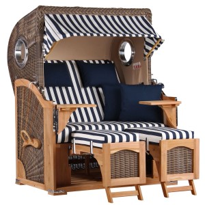 GarWoh Strandkorb Rantum Teak Grey mit blau-weiß gestreiften Kissen und Markise.