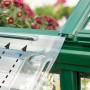 Detailaufnahme: Grüne Palram Canopia Gewächshaus Konstruktion mit Polycarbonatplatten.