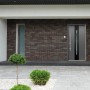Moderne anthrazitfarbene Sicherheits-Haustür ThermoSpace Dublin RC2 mit Glaseinsatz und Edelstahlgriff.